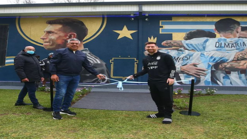 Con Lio Messi en ojotas, la AFA inauguró un nuevo mural